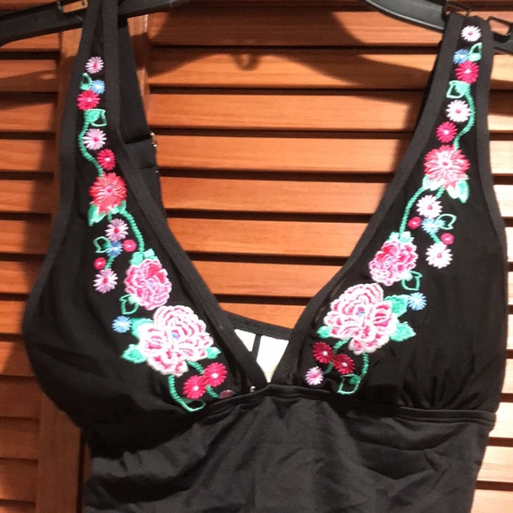 Anne Cole black with flower design swimsuit. - Picture 2 of 5